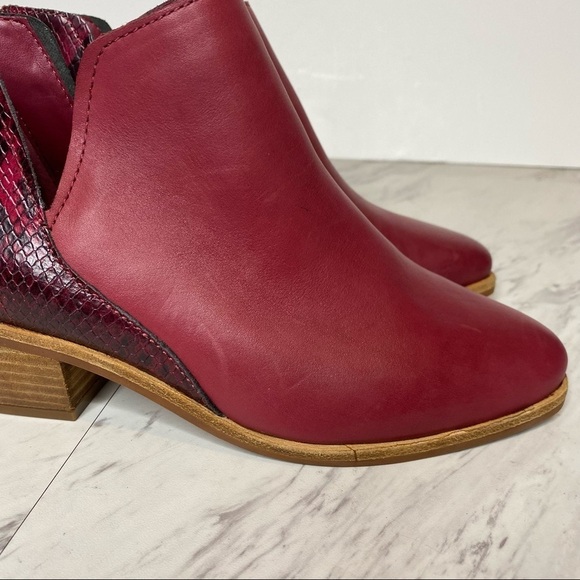 New! Vince Camuto Abrinna Red Snake Print Leather Bootie 7 1/2W - Picture 11 of 16